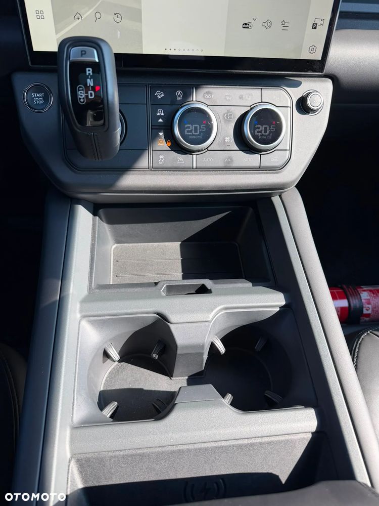 Land Rover Defender - 22