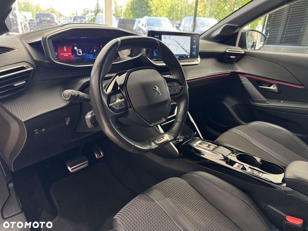 Peugeot 208 - 8