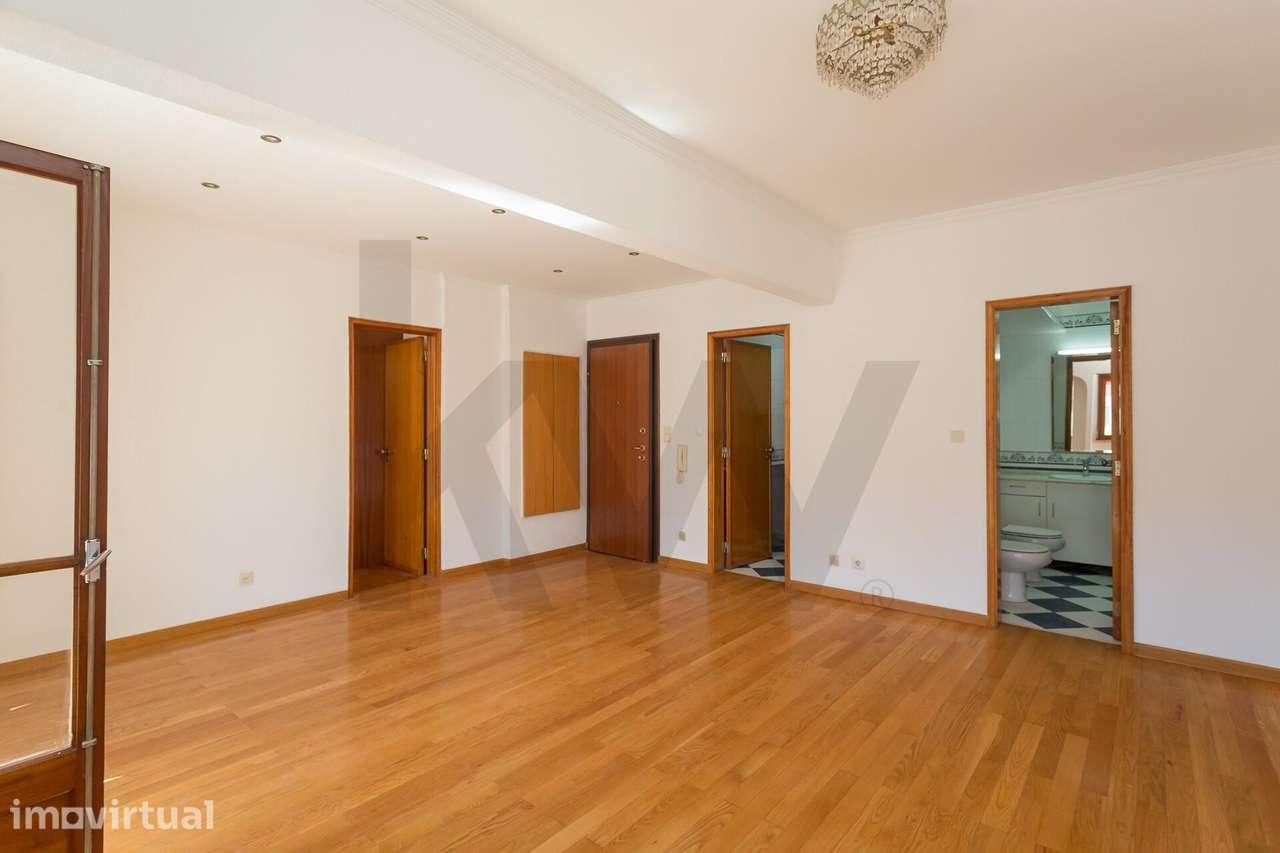 Acolhedor T1 para Arrendamento com 3 Varandas – 3.º Andar com Elevador - Grande imagem: 4/16