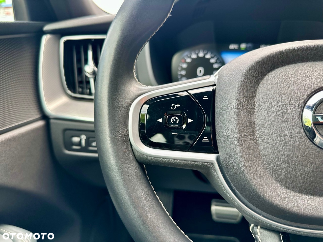 Volvo XC 60 T6 AWD Plug-In Hybrid R-Design - 23