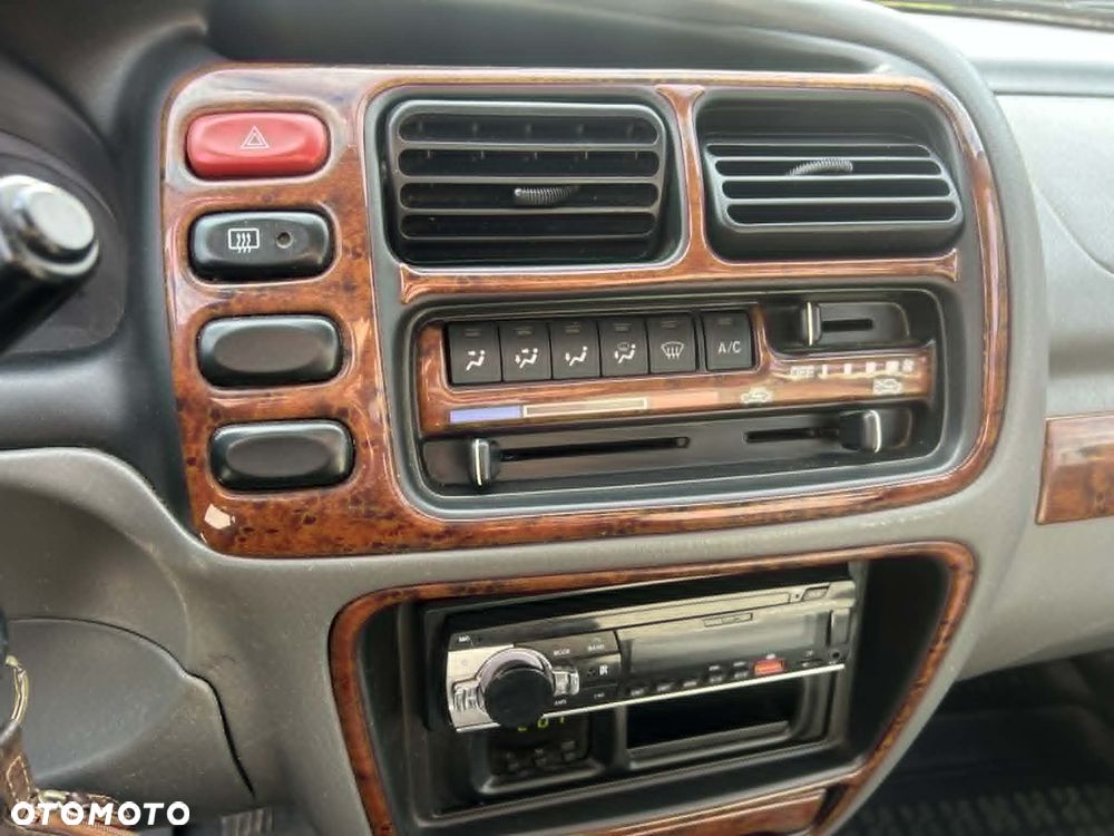 Suzuki Grand Vitara 2.5 V6 - 17