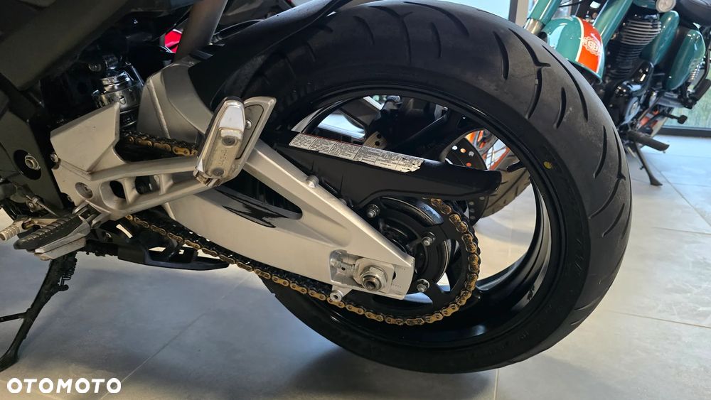 Suzuki GSR - 27
