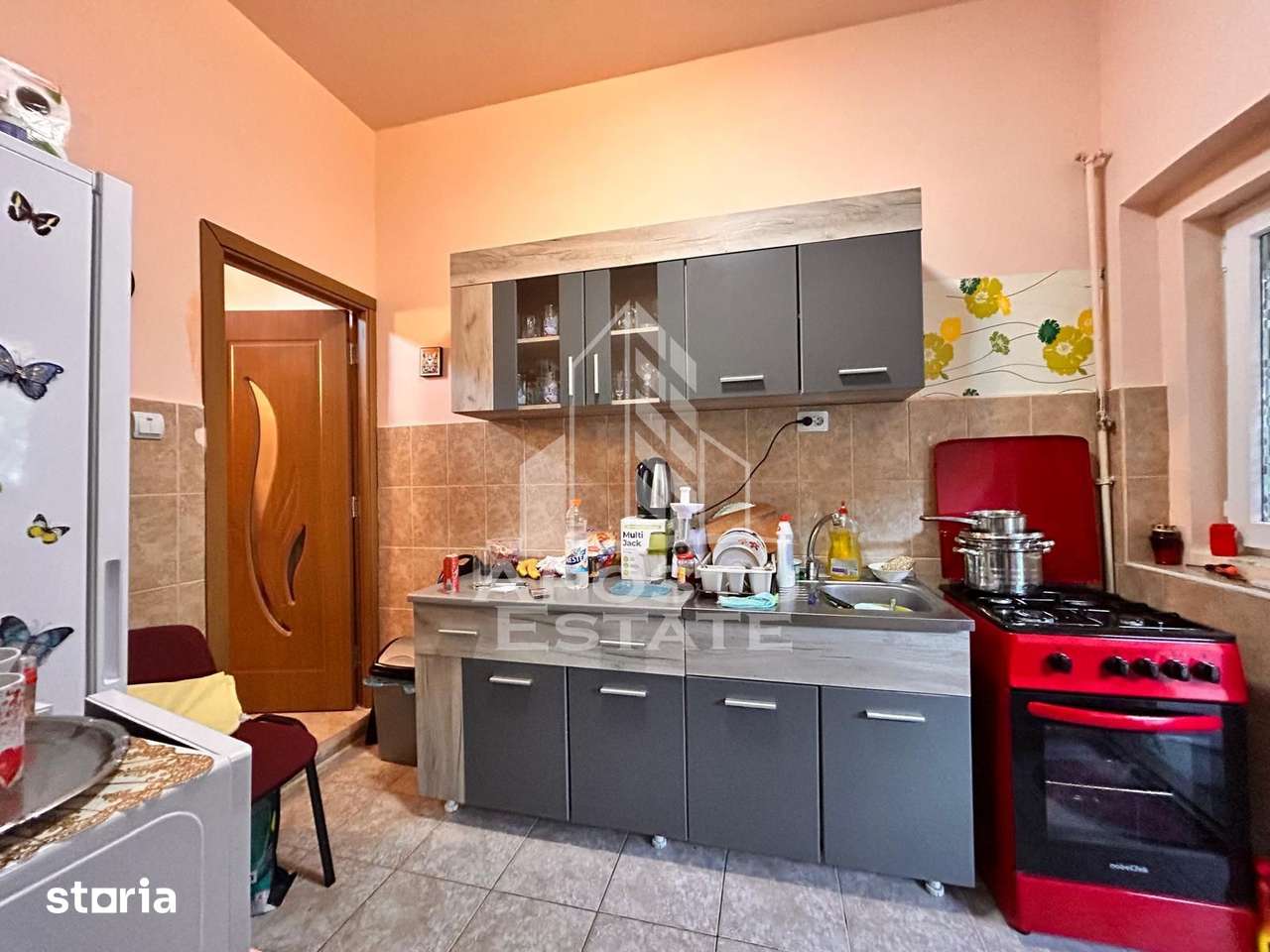 Apartament 2 camere, la curte comuna, pod mansardabil in zona Centrala — fotografia 1