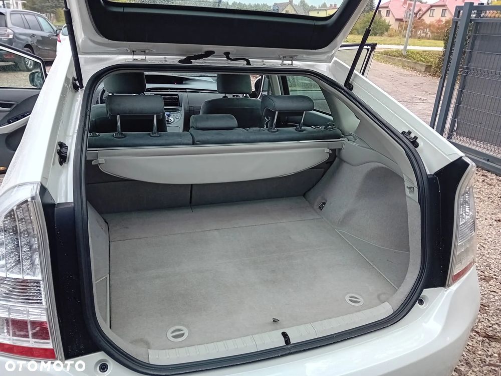Toyota Prius (Hybrid) Life - 27