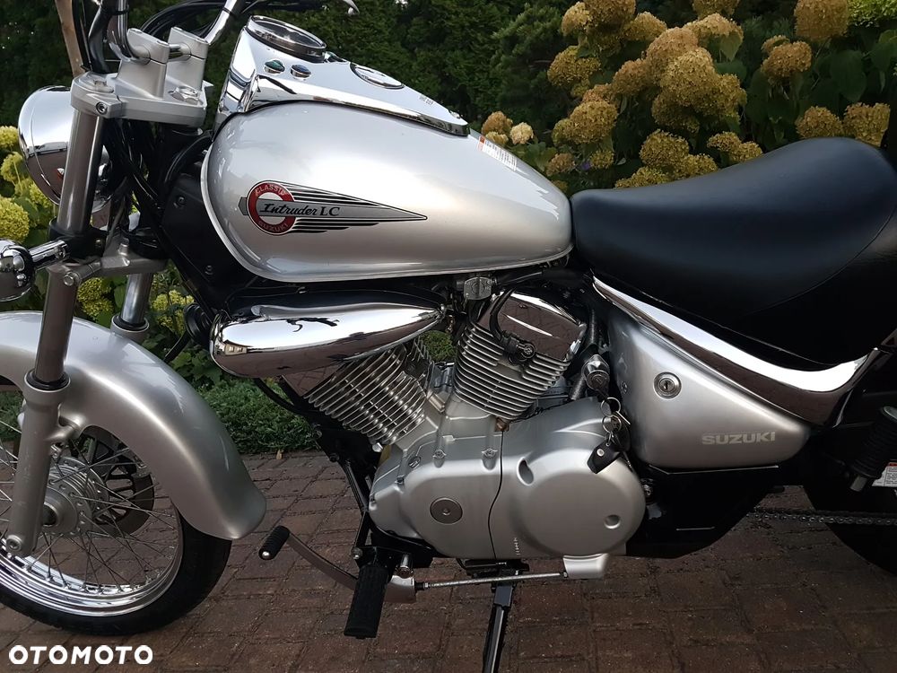 Suzuki Intruder - 8