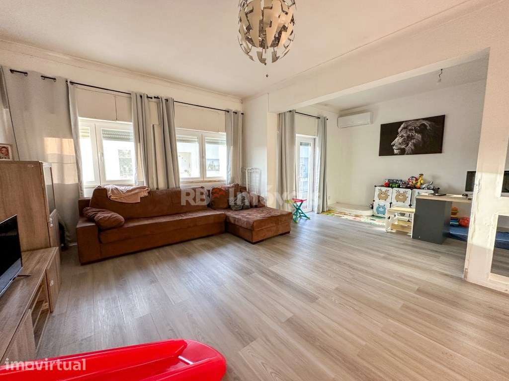 Apartamento T3 c/ Varanda e Sótão, Semi-Remodelado - no Rossio, Abr... - Grande imagem: 2/40
