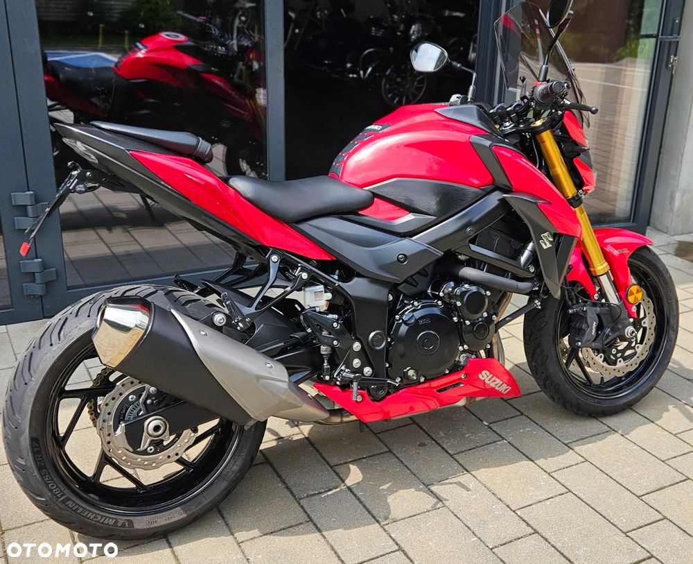 Suzuki GSX - 16