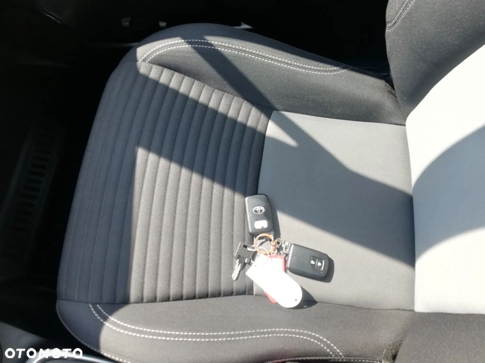 Toyota Yaris Hybrid 100 Premium - 16