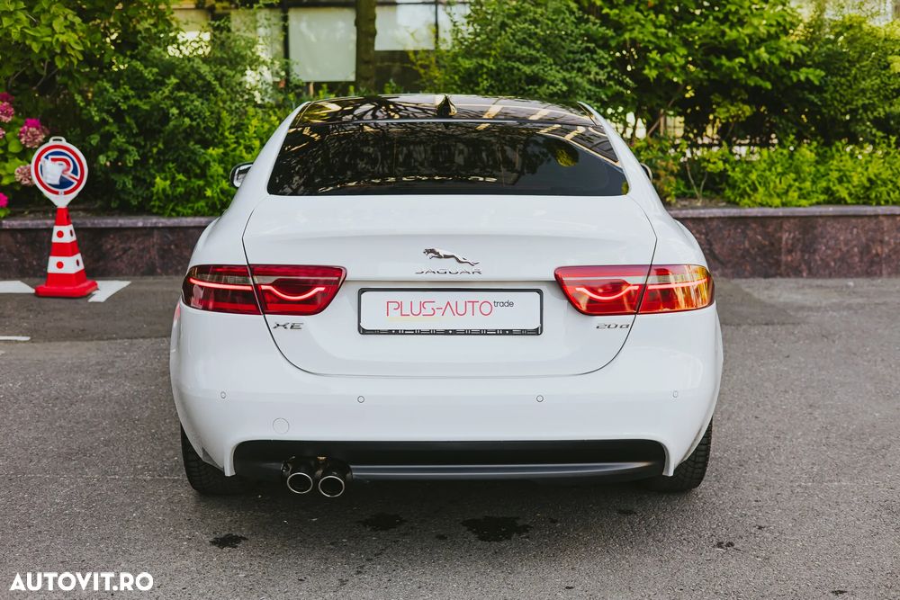 Jaguar XE 2.0 Pure - 10