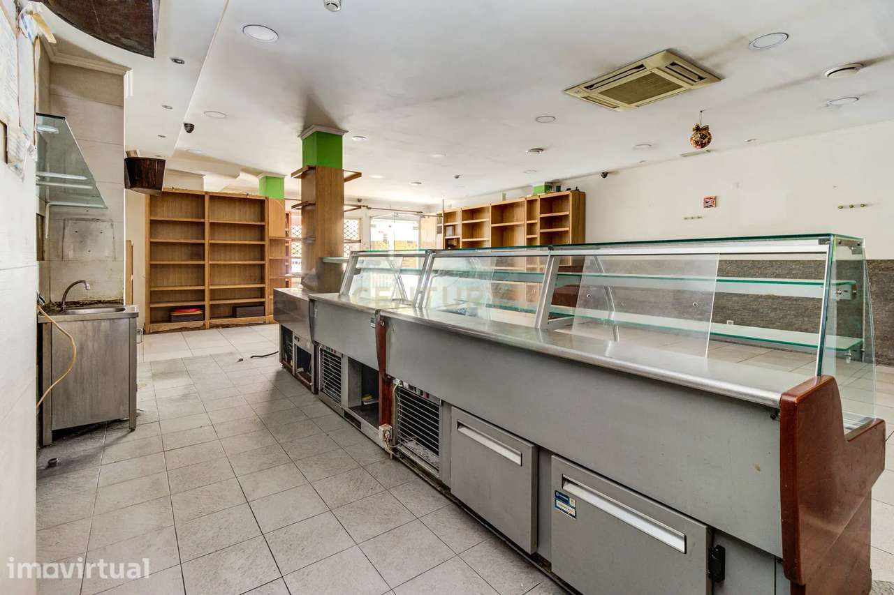 Espaço comercial com 140m2 localizado na Rua de Moçambique no Prior Ve - Grande imagem: 2/14