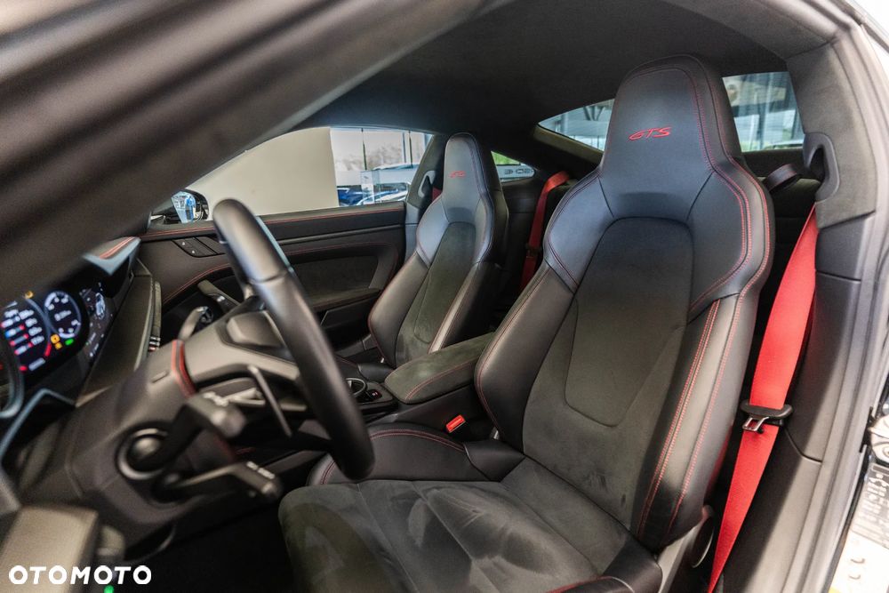 Porsche 911 Carrera 4 GTS - 36