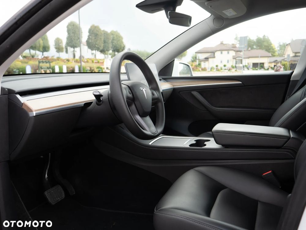 Tesla Y Long Range AWD - 26