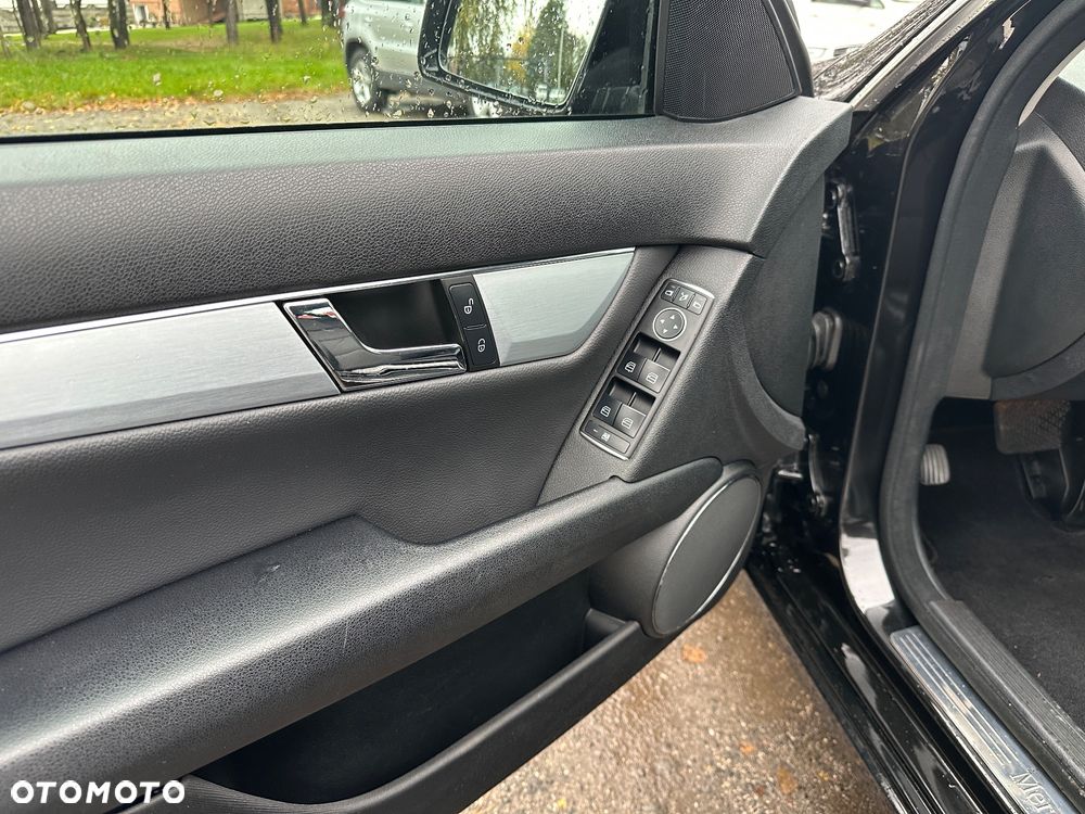 Mercedes-Benz Klasa C 180 T BlueEFFICIENCY 7G-TRONIC Avantgarde - 13