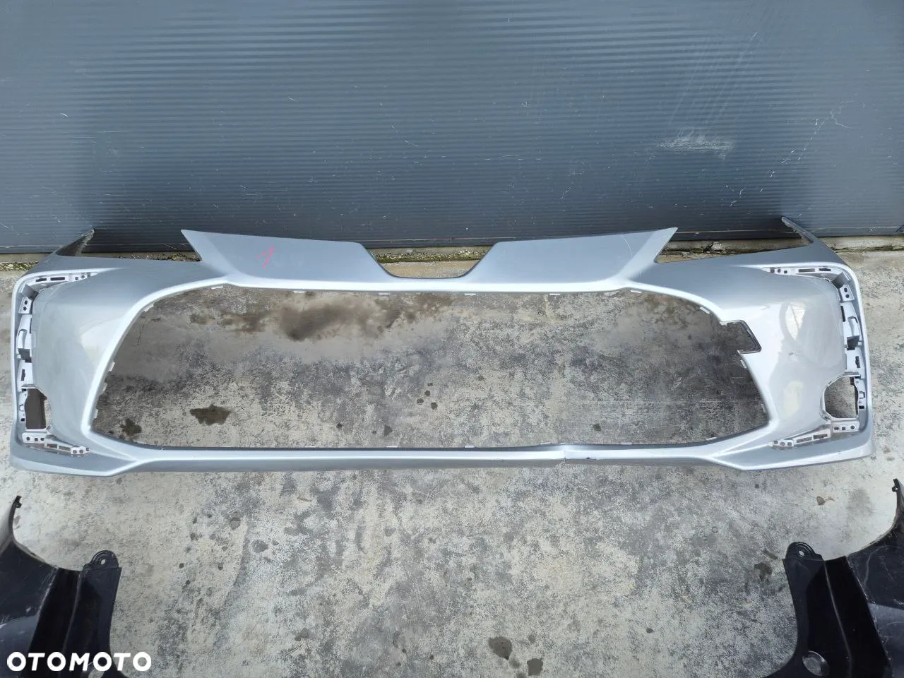 ZDERZAK TYLNI PRZEDNI TOYOTA COROLLA E21 18r> - 4