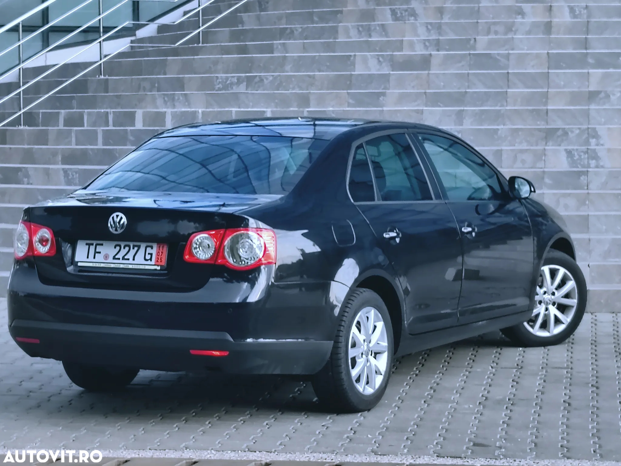 Volkswagen Jetta 1.6 TDI DSG Comfortline - 5