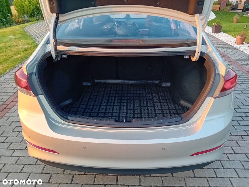 Hyundai Elantra 1.6 Style - 15