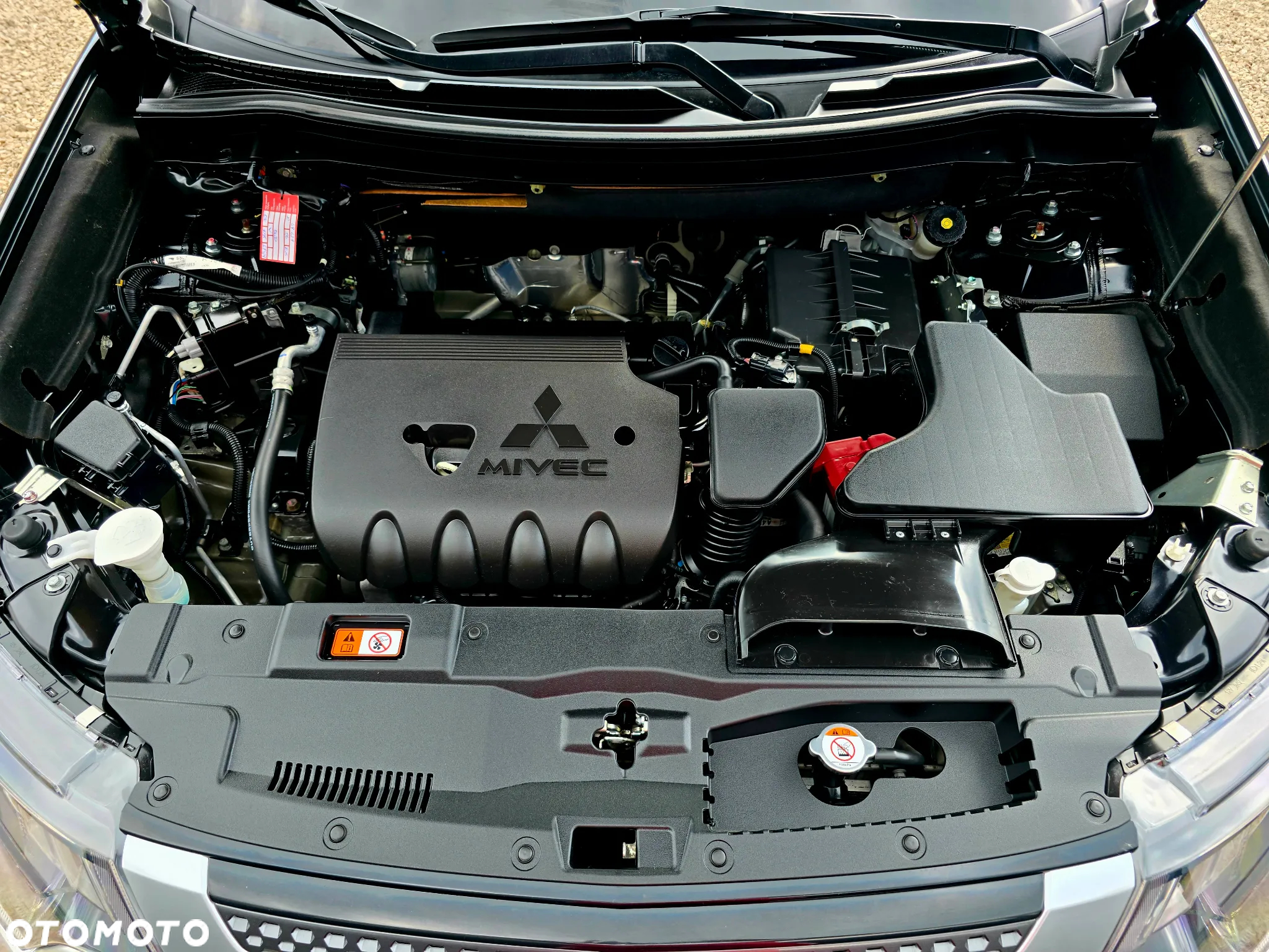 Mitsubishi Outlander 2.0 Instyle + 4WD CVT - 25