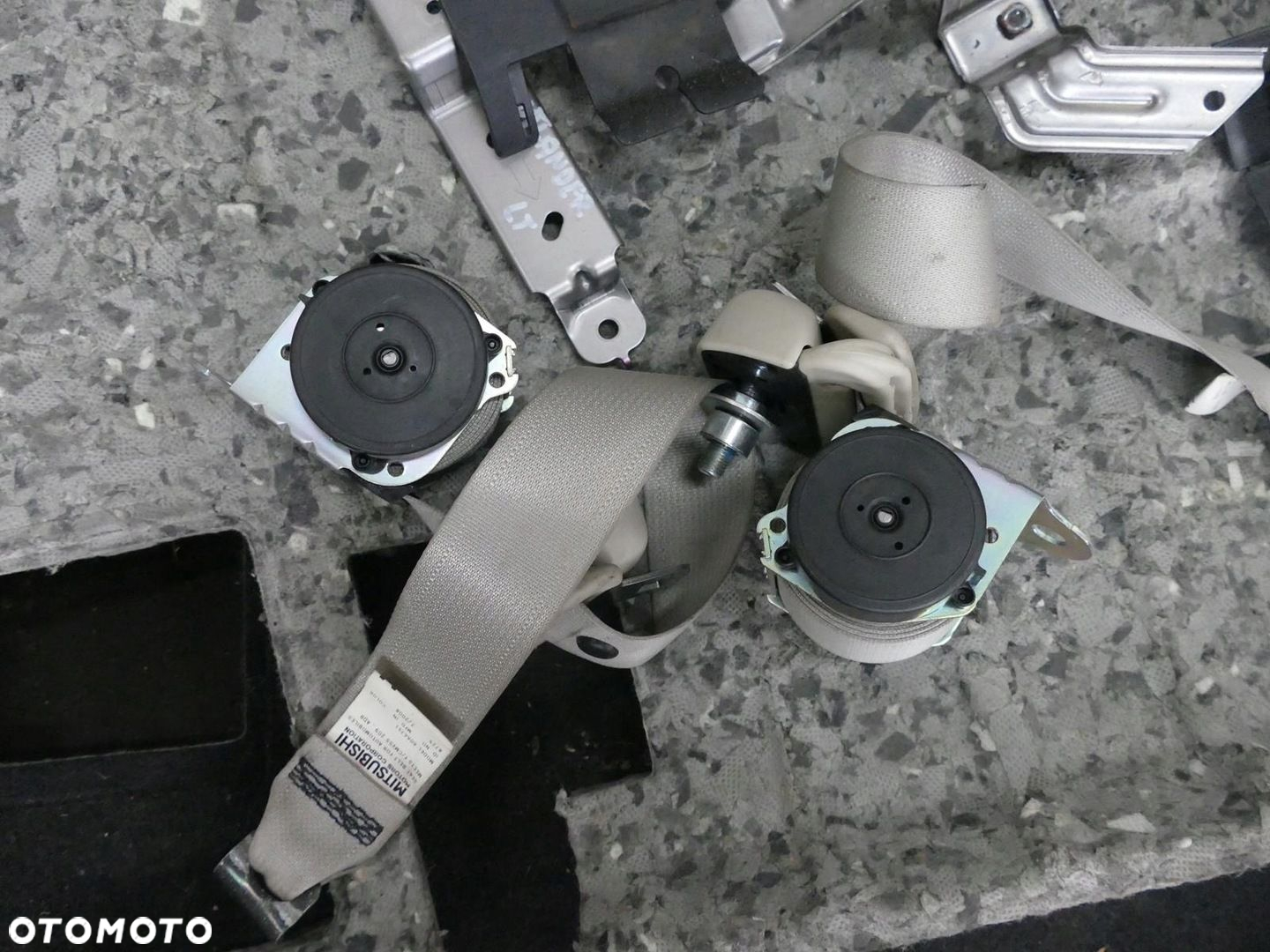 MITSUBISHI OUTLANDER II FOTEL 3-CIEGO RZĘDU TAPICERKA BOCZEK PAS DYWAN KPL - 3