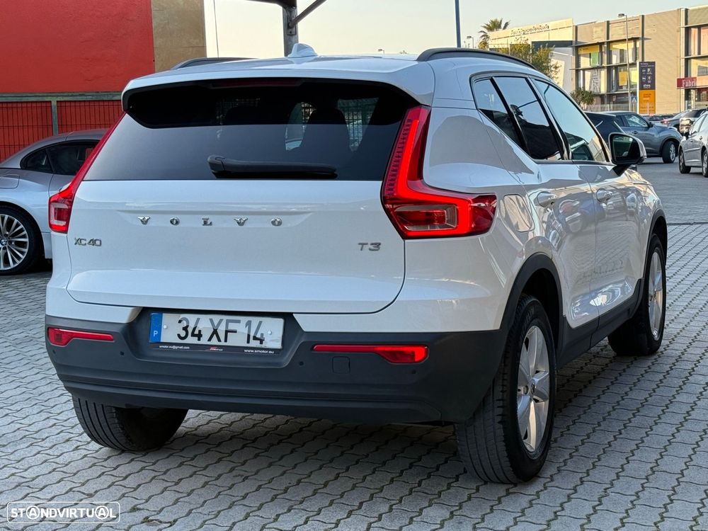 Volvo XC 40 1.5 T3 Momentum Tech Edition - 4