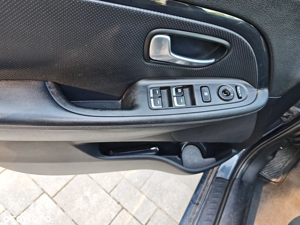 Kia Carens - 15