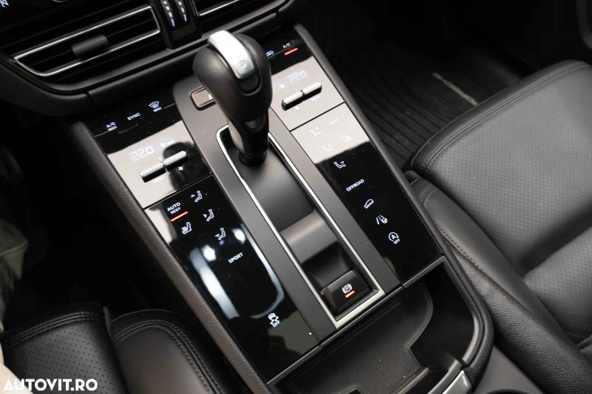 Porsche Macan T - 33