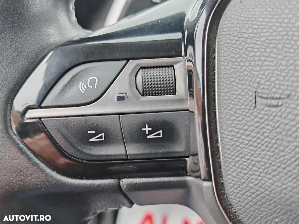 Peugeot 2008 1.2 L PureTech STT EAT8 Allure - 24