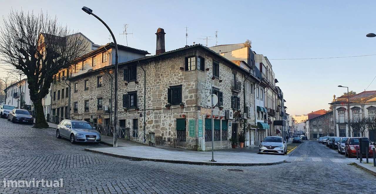 Imóvel comercial em edifício histórico em Braga - Grande imagem: 2/31