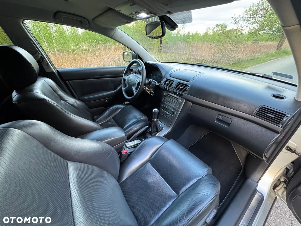 Toyota Avensis 2.0 D-4D Executive - 22