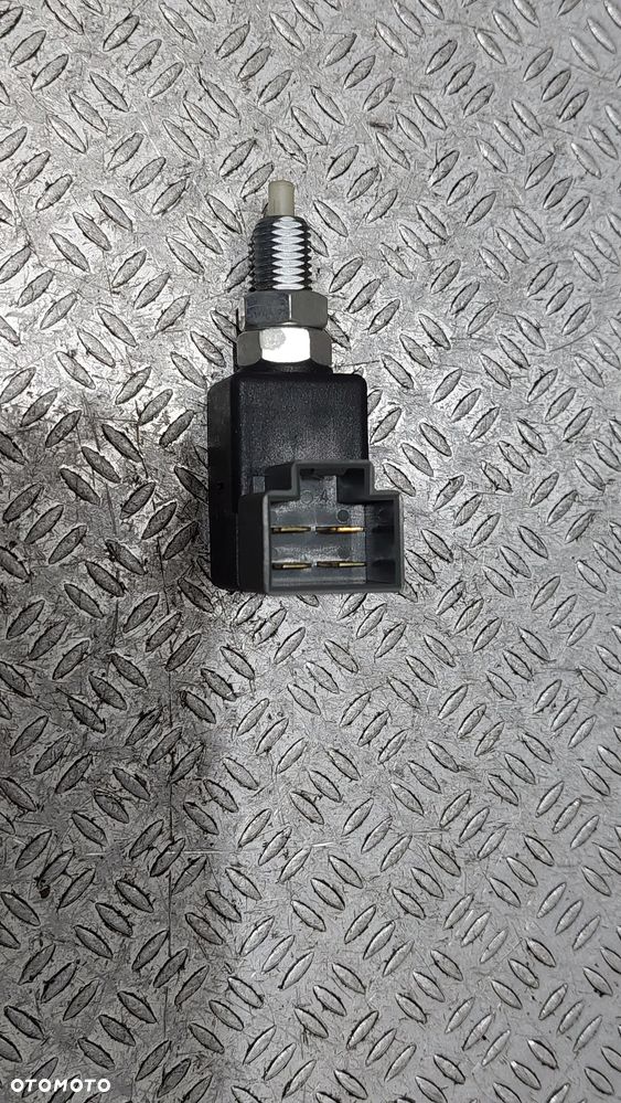 WŁĄCZNIK ŚWIATEŁ STOP KIA/HUNDAY 4-PIN NR 938103K000 - 2