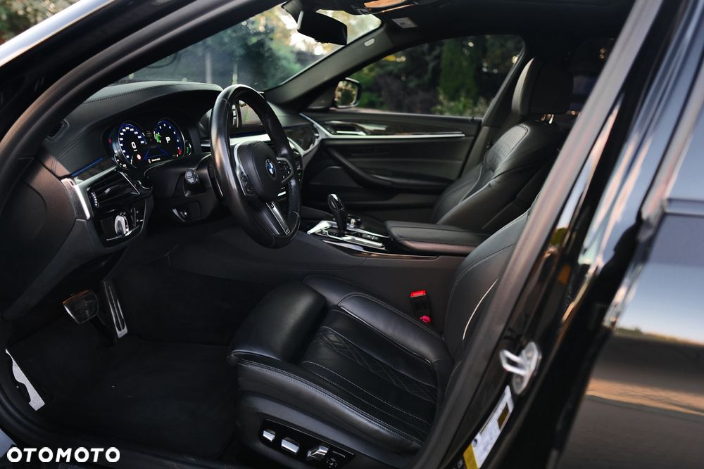 BMW Seria 5 M550i xDrive sport - 24