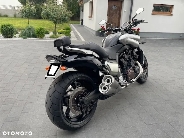 Yamaha V-MAX - 4