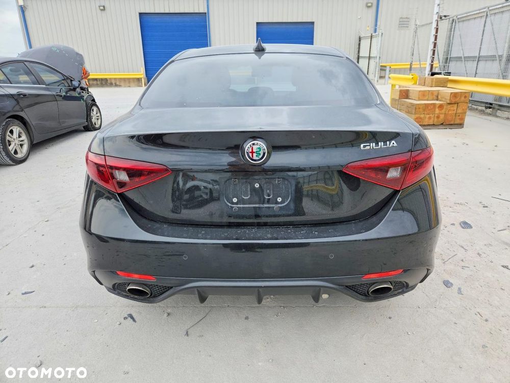 Alfa Romeo Giulia - 5