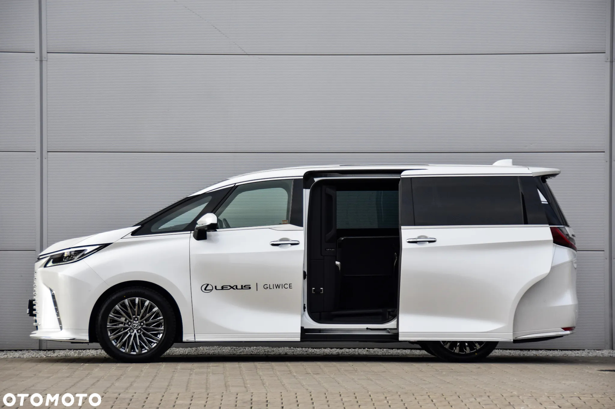 Lexus LM - 8