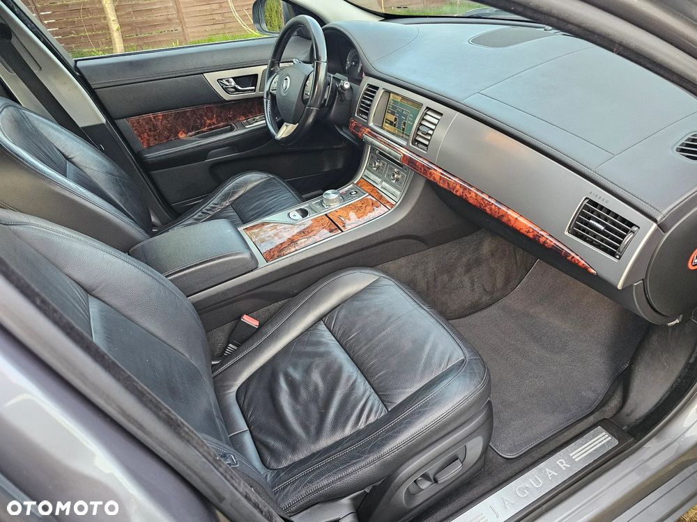 Jaguar XF 2.7 V6 Premium Luxury - 9
