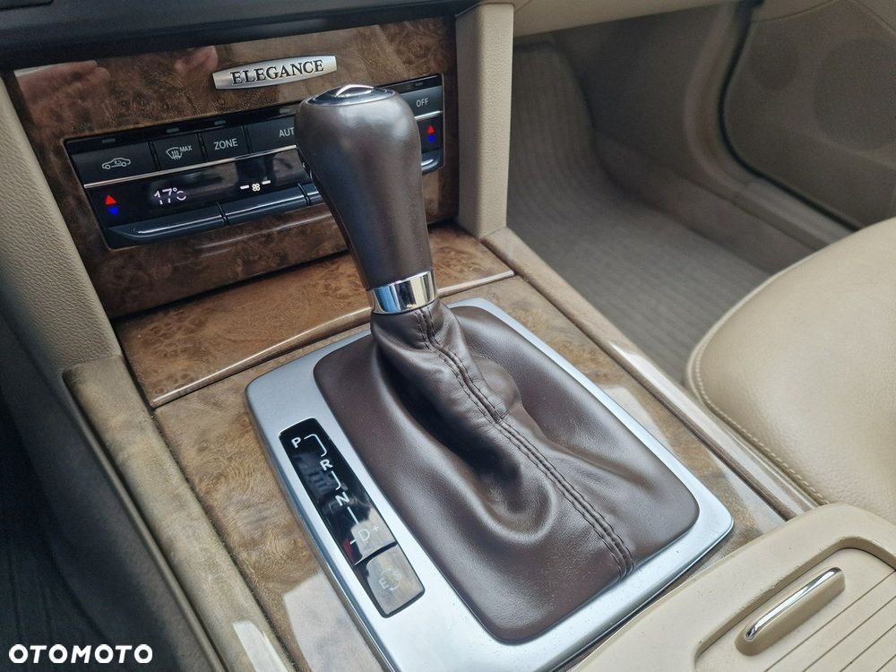 Mercedes-Benz Klasa E 250 BlueEFFICIENCY 7G-TRONIC Elegance - 32