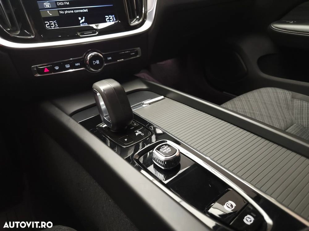 Volvo V60 B4 MHEV AT8 FWD Momentum Pro - 25