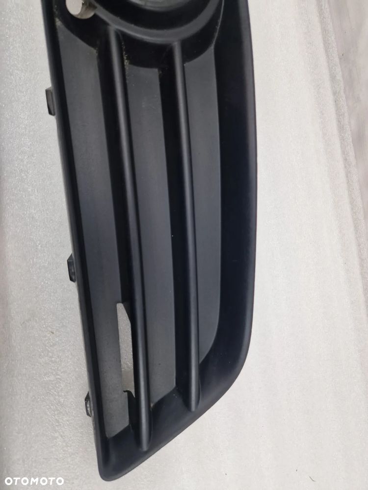 AUDI A3 8P0 LIFT 08- LEWA KRATKA BOCZNA ZDERZAKA PRZEDNIEGO PRZÓD , NR 8P0807681H , NR AUKCJI E/18 - 4