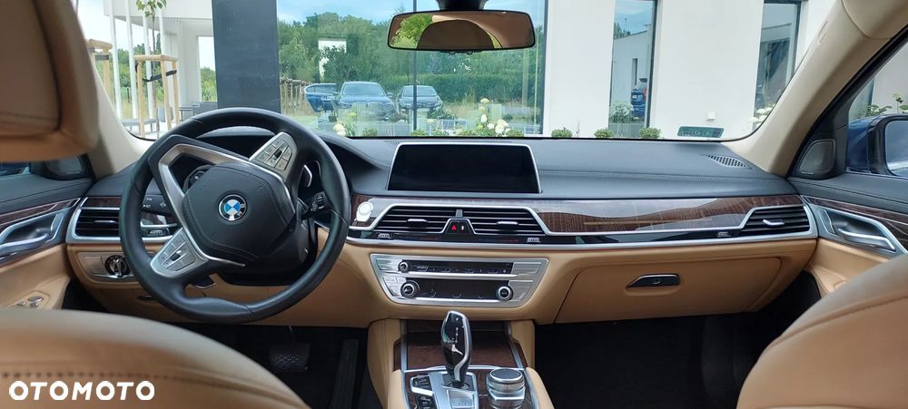 BMW Seria 7 750Li xDrive - 24