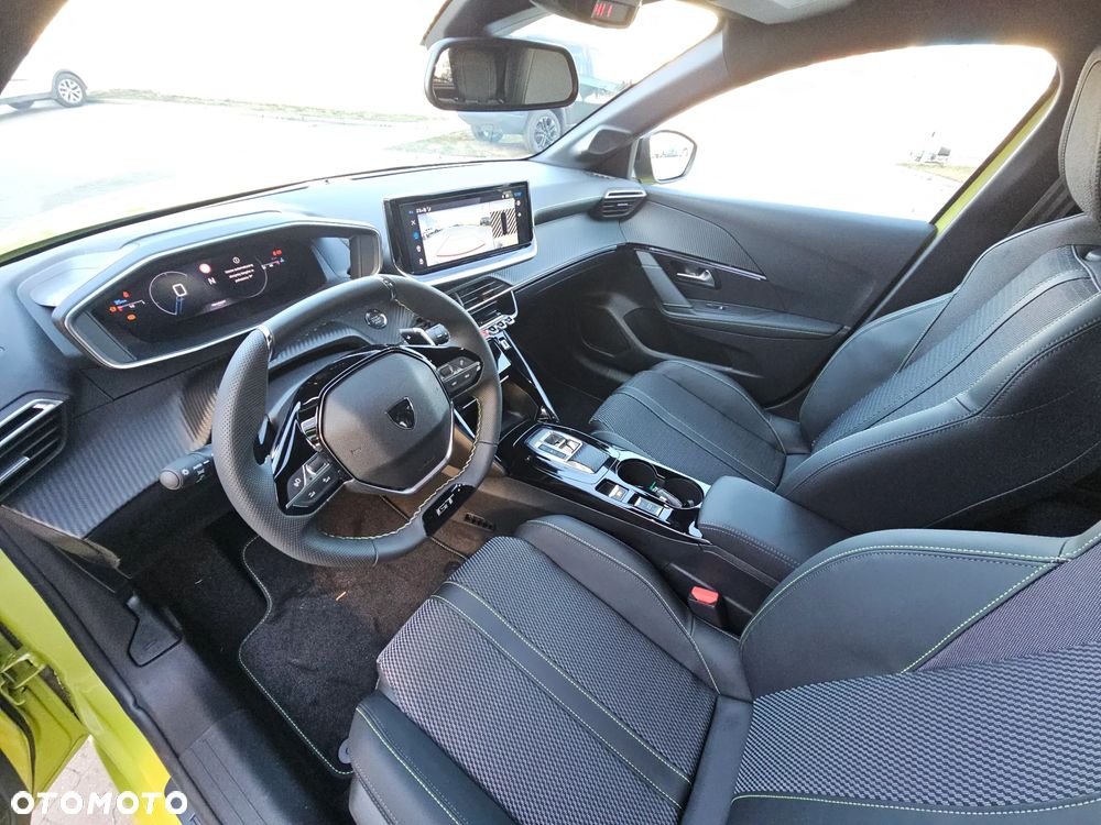 Peugeot 208 - 8