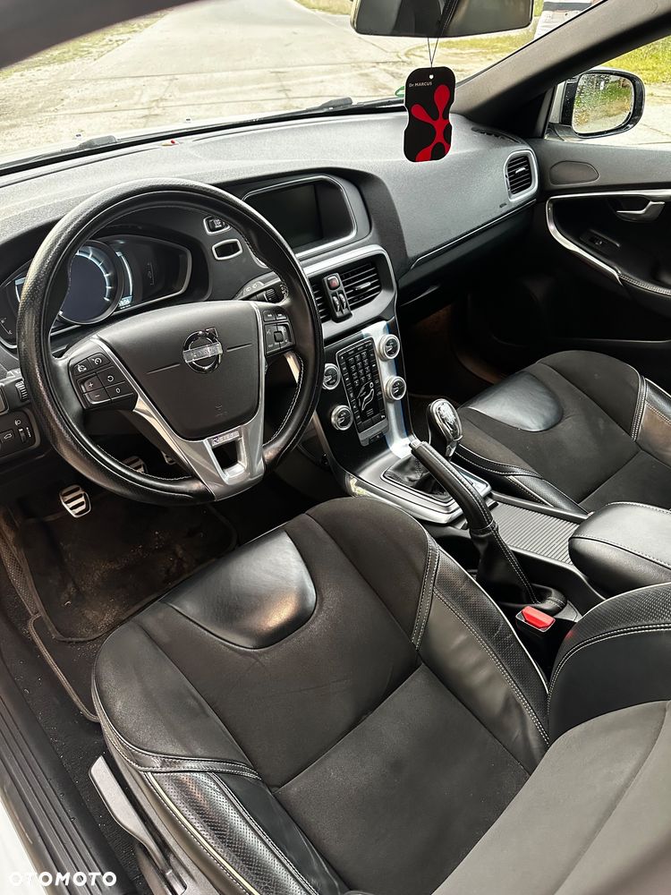 Volvo V40 D2 R-Design - 11