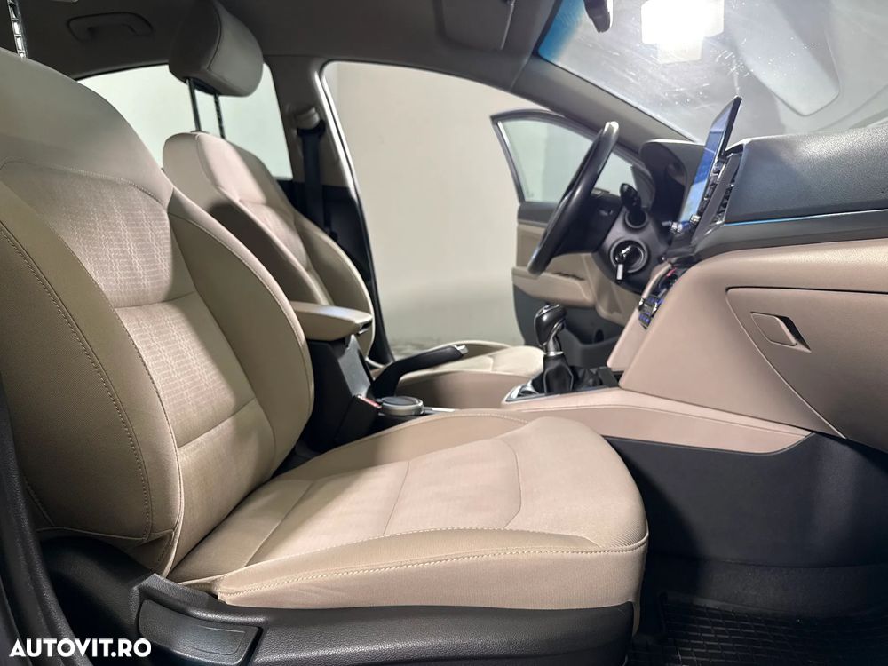 Hyundai Elantra - 12