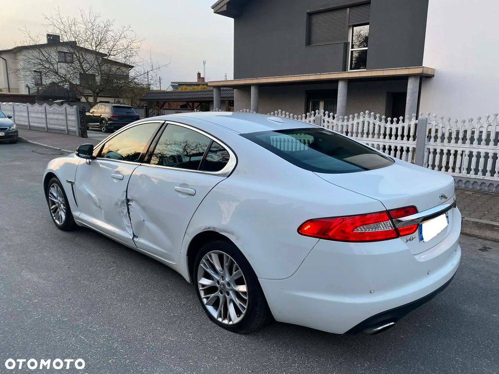 Jaguar XF 3.0 V6 D Luxury - 7