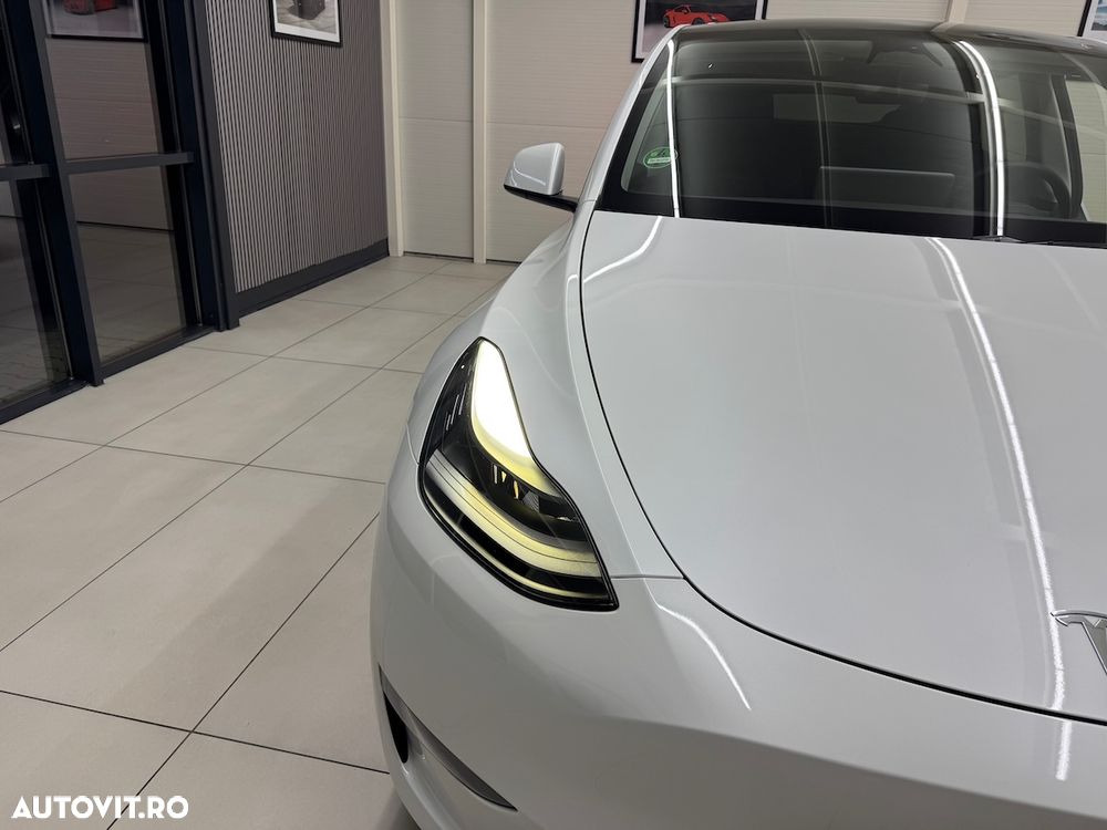 Tesla Model Y - 12
