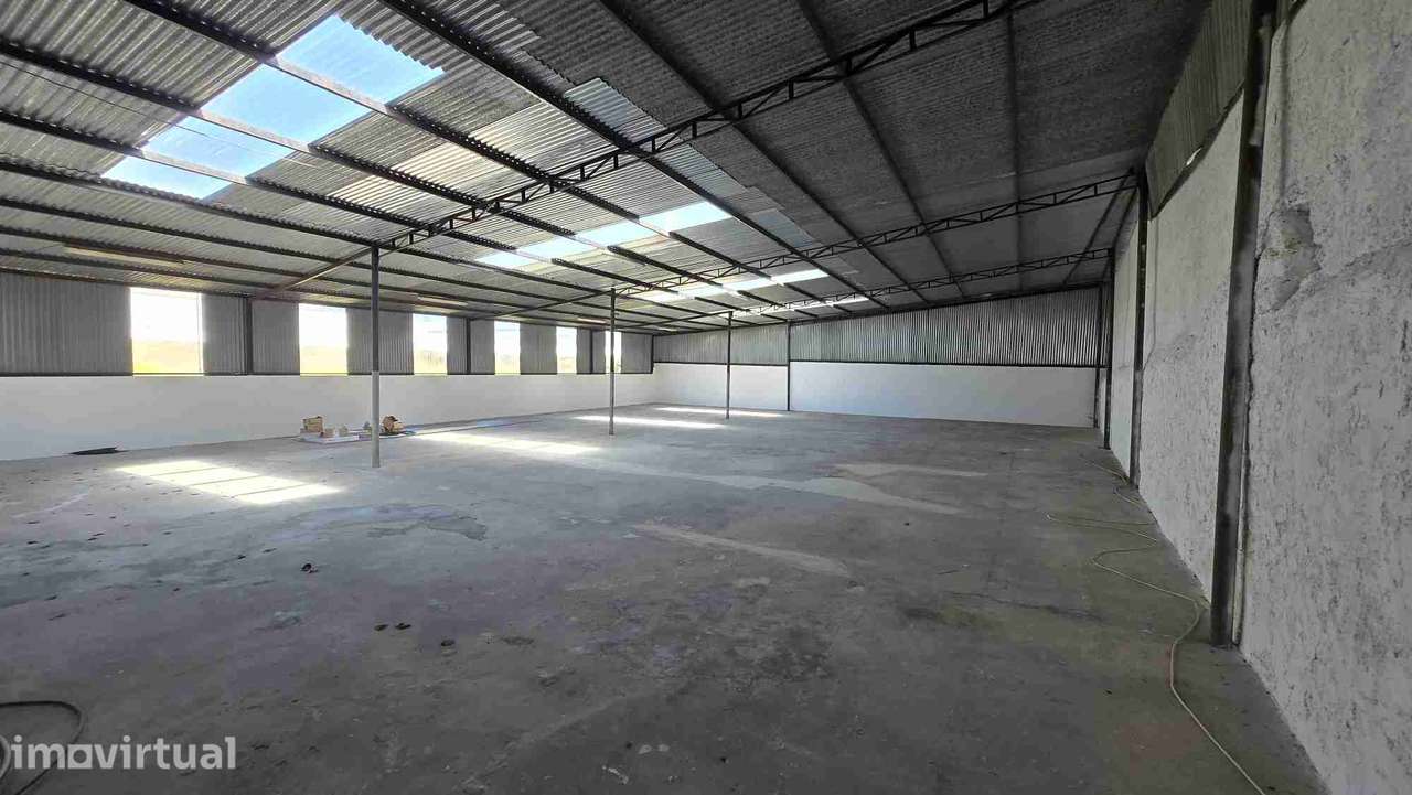 Pavilhão / Armazém com 350 m² + 4 Lugares Privativos (Mozelos) - Grande imagem: 3/4