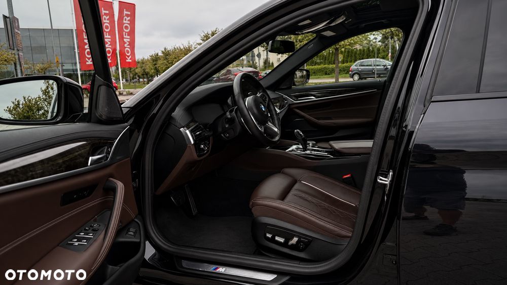 BMW Seria 5 M550i xDrive sport - 10