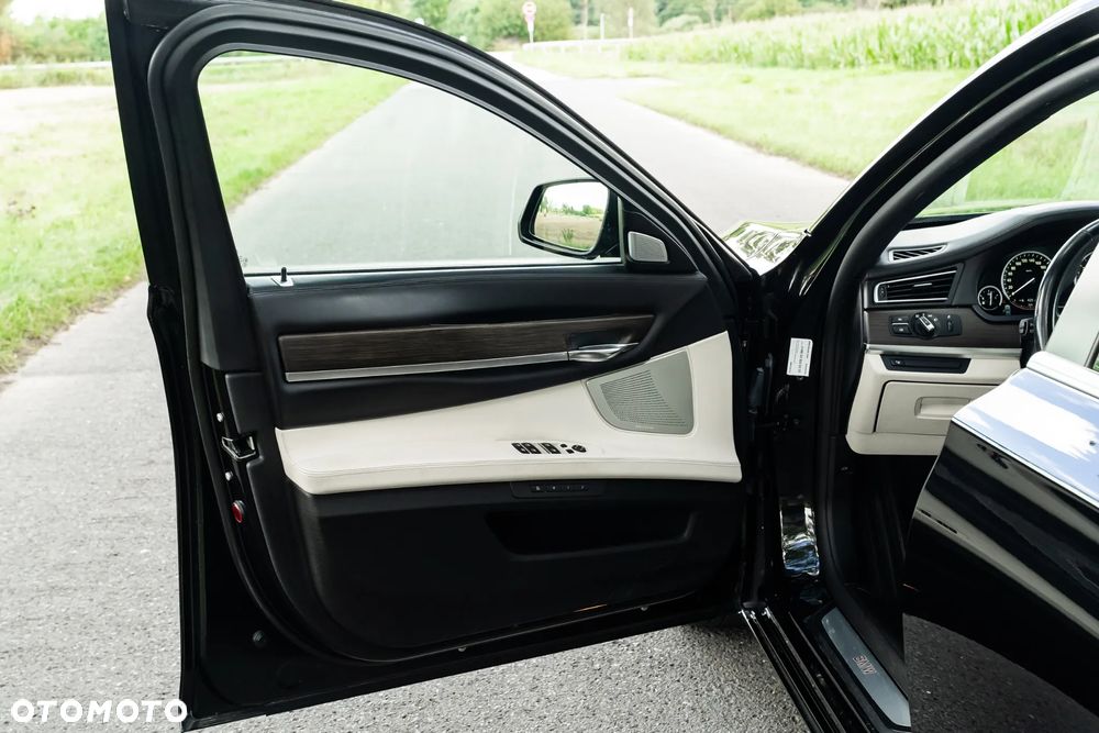 BMW Seria 7 750i xDrive - 20