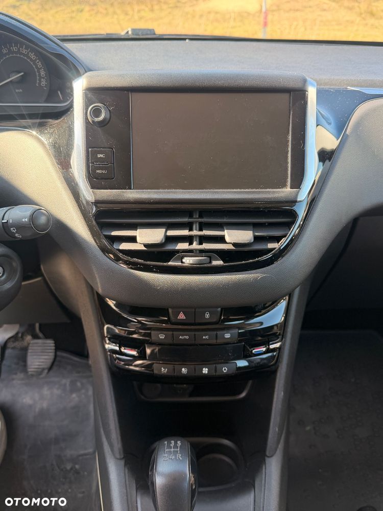 Peugeot 208 - 18