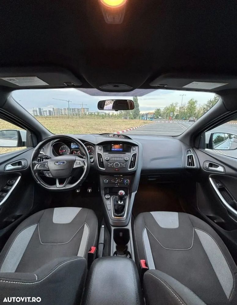 Ford Focus 2.0 Ecoboost ST - 9