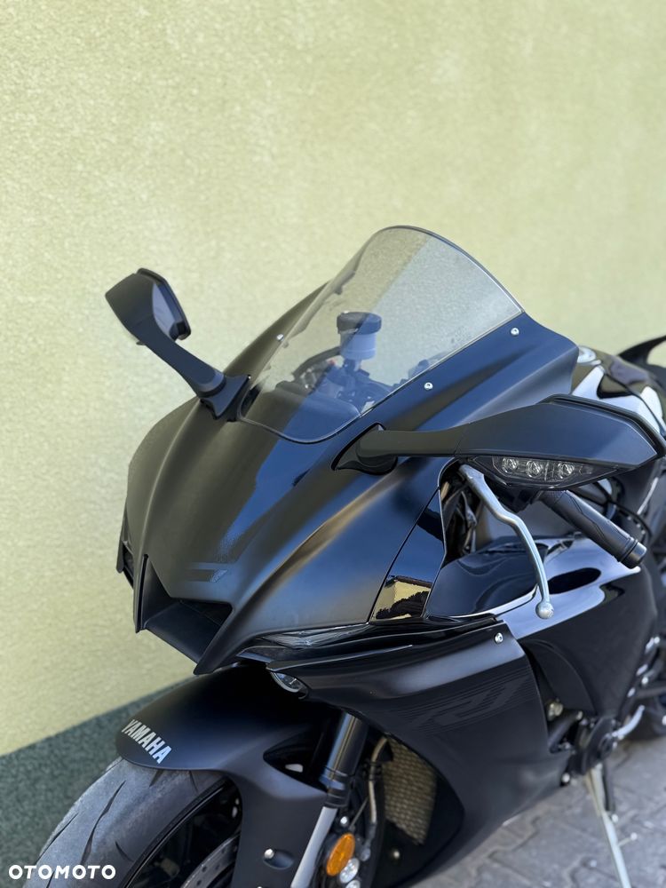Yamaha R1 - 32