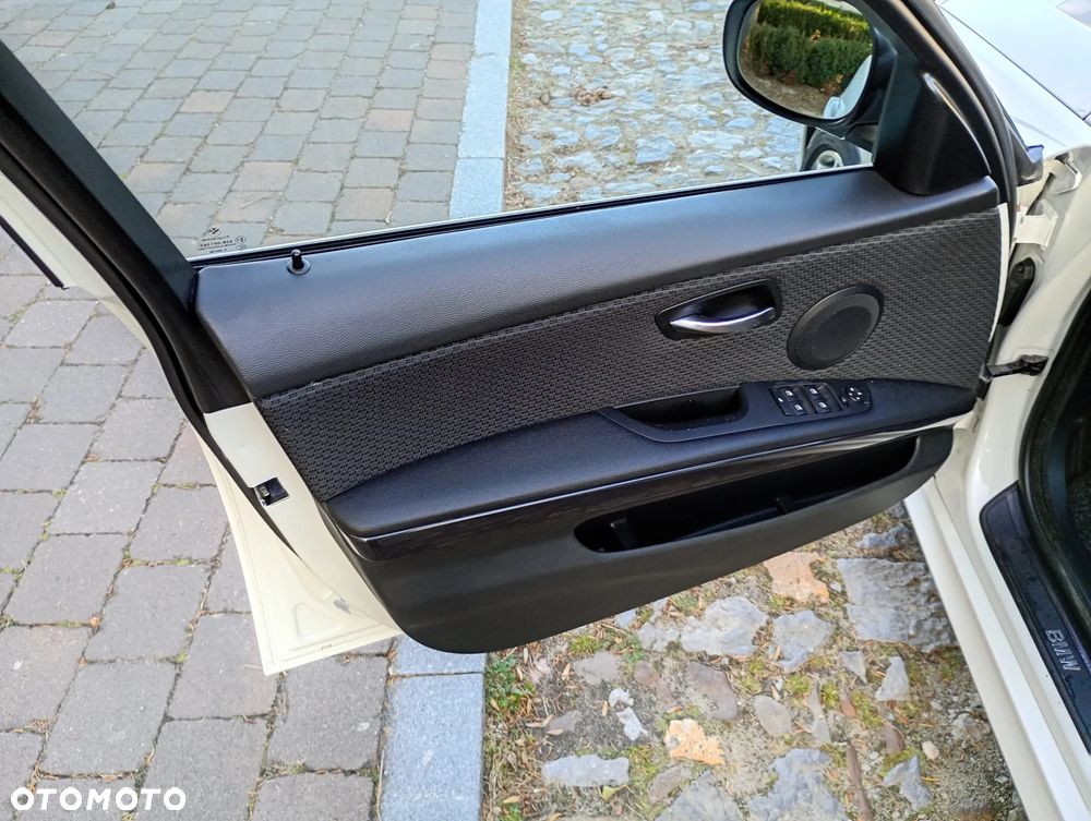 BMW Seria 3 320d xDrive DPF Touring - 25